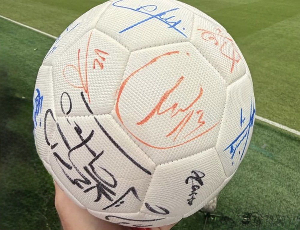 Julián Gil convierte un balón del Mundial en una joya firmada por leyendas del fútbol